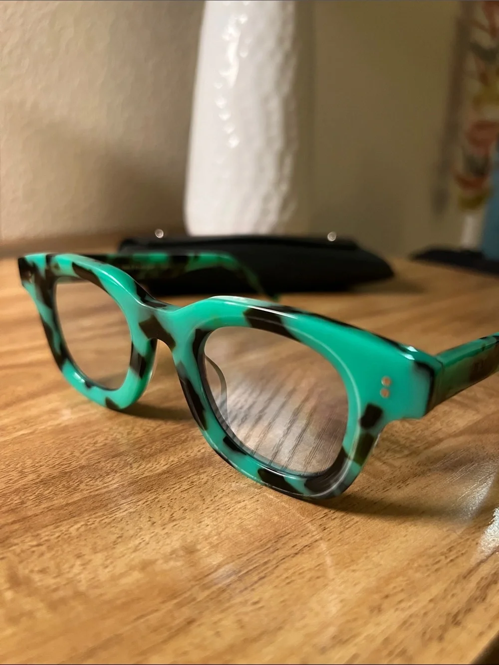 Akila Green Tortoiseshell sunglasses / lightly tinted
